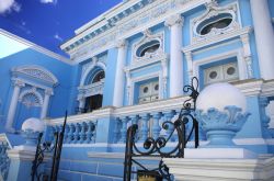 Un'elegante casa bianca e azzurra nella città di Merida, Yucatan, Messico.



