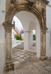 L'elegante centro storico della città bianca di Martina Franca, provincia di Taranto, Puglia. Un suggestivo arco in una stradina della cittadina - © ValerioMei / Shutterstock.com ...