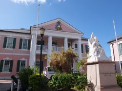 L'elegante edificio che ospita il Palazzo del Governo a Nassau, Bahamas. Costruita fra il 1801 e il 1803, la Government House, su Duke Street, è fra i luoghi che meritano una visita.
 ...