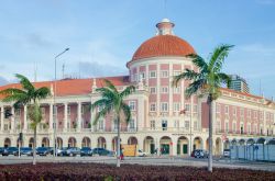 L'elegante edificio che ospita la National Bank of Angola a Luanda. Questa bella costruzione della città si presenta in stile coloniale  - © Fabian Plock / Shutterstock.com ...
