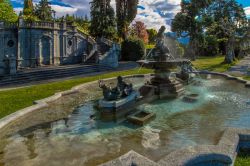 Un'elegante fontana a Griante, paese di circa 700 abitanti sul Lago di Como (Lombardia).