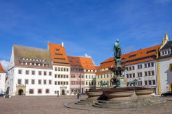 Un'elegante piazza pedonale nel cuore della città sassone di Freiberg, Germania.  