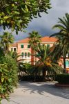 Elegante villa immersa in un parco nella città di Spotorno, provincia di Savona, Liguria.

