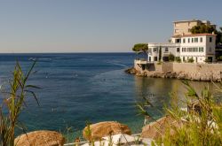 Eleganti case signorili sulla costa di Tolone, Francia. Incastrata fra Nizza e Marsiglia, Tolone si affaccia su una delle rade più belle d'Europa.
