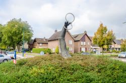 Eleganti edifici in mattoni a Tilburg, Olanda. In primo piano il monumento storico alla mano a Lage Mierde - © UA-pro / Shutterstock.com