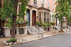 Eleganti palazzi residenziali nel centro della città di Philadelphia, Pennsylvania (USA).



