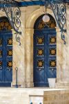 Eleganti porte d'ingresso color blu con decorazioni in ferro a Niort, Francia.

