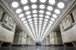 Soffitto della stazione metro di Elektrozavodskaya a Mosca, Russia - Questa stazione della linea metropolitana di Mosca, il cui nome significa letteralmente "Fabbrica Elettrica", è ...