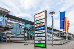 Elenco delle compagnie aeree all'aeroporto internazionale di Dortmund, Germania. Qui transitano circa 2,5 milioni di passggeri all'anno - © Philip Lange / Shutterstock.com