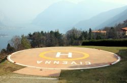 Eliporto nel paese di Civenna, provincia di Como, Lombardia. Collega la città situata sulle montagne attorno al lago di Como all'ospedale di Erba - © ValeStock / Shutterstock.com ...