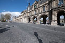 Emergenza coronavirus: entrata della Place du Carousel du Louvre in una Parigi deserta per la quarantena di Covid-19 - © Frederic Legrand - COMEO / Shutterstock.com