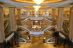 Emirates Palace, Abu Dhabi: è una struttura come se ne vedono solo nelle fiabe, un hotel 7 stelle con oro alle pareti, lampadari di cristallo, pavimenti di marmo, una spiaggia privata ...