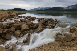 Immissario del lago temporaneo di Cerknica, Slovenia - Uno dei corsi d'acqua carsici immissari, fra cui il torrente Circonio, che costituisce il lago sloveno. Non possiede invece emissari ...