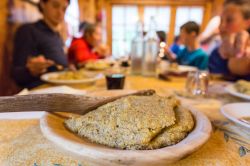 Enogastronomia in Valtellina: la tipica polenta taragna