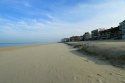 L'enorme spiaggia di Malo-les-Bains presso Dunkerque (regione Hauts-de-France), Francia.