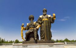 Enormi statue nell'Indipendence Park di Ashgabat rappresentano poeti e accademici del passato, Turkmenistan - © Darkydoors / Shutterstock.com