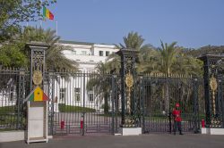 L'entrata principale del Palazzo Presidenziale di Dakar, Senegal, con una guardia ai cancelli - © Salvador Aznar / Shutterstock.com
