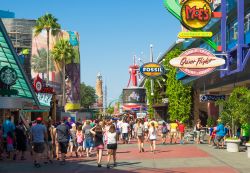 Entrata dell'Universal Resort di Orlando, Florida - Comunemente conosciuto come Universal Orlando, questo parco dedicato ai divertimenti venne inaugurato nel giugno 1990: comprende due parchi ...