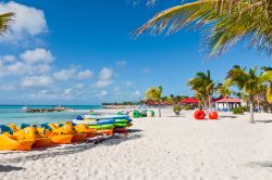 Equipaggiamenti per sport acquatici sulla spiaggia del resort Princess Cays a Eleuthera, Bahamas - © byvalet / Shutterstock.com