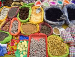 Erbe, pozioni e polveri in vendita in un mercato di strada a Pukara, nei pressi di Puno (Perù). Siamo a nord ovest del lago Titicaca.

