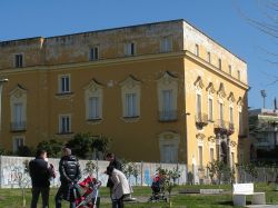 Villa Ruggiero a Ercolano sul Miglio dOro, una delle celebri Ville Vesuviane - © Dommaria - CC BY-SA 3.0, Wikipedia