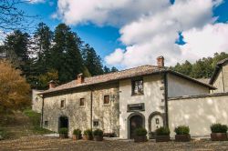 L'eremo di Camaldoli, Poppi, Toscana. Sorge a circa 1100 metri di altezza nel Parco Nazionale delle Foreste Casentinesi: venne fondato da San Romualdo agli inizi dell'XI° secolo.



 ...