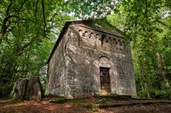 Castiglione d'Orcia, Siena: l'antico eremo di San Benedetto immerso nella foresta nei dintorni di Vivo d'Orcia.
