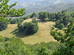 Eremo di san Matteo a Schia, Appennino dell'Emilia-Romagna - © Giulio Mainardi, CC BY-SA 4.0, Wikipedia