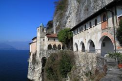Eremo di Santa Caterina a Leggiuno nei pressi di Laveno Mombello, Lombardia. Questo monastero a strapiombo sulla sponda orientale del Lago Maggiore sorge nel territorio di Leggiuno, vicino a ...