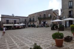 Erice, Trapani: una piazza del borgo antico con ristoranti e locali (Sicilia).
