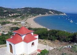 Il panorama della baia del porto di Erikoussa, fotografato nei pressi di una piccola chiesa ortodossa