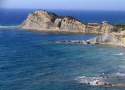 La scogliera della costa ovest di Erikoussa, la piccola isola a nord di Corfu. Da qui è possibile avvistare le coste italiane nelle giornate limpide