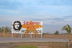 Ernesto Che Guevara compare spesso sui cartelloni sparsi per Cuba. Qui lo troviamoa Las Tunas.
