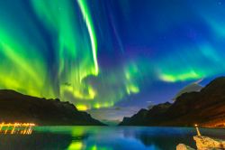 I paesaggi dell'Ersfjord vicino a Tromso con lo spettacolo delle luci del nord, l'aurora boreale