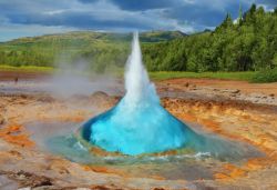 Eruzione del geyser Strokkur, Islanda. Si trova ...