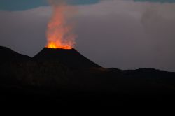 Un'immagine dell'eruzione del vulcano di Piton de la Fournaise sull'isola de La Réunion, Isole Mascarene. Di notte lo spettacolo a cui si può assistere è ancora ...