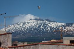 Eruzione del vulcano Etna fotografata da Biancavilla in Sicilia.