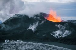 Eruzione del vulcano Eyjafjallajokull, Islanda. A partire dall'era glaciale, questo vulcano ha eruttato abbastanza frequentemente.
