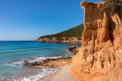 Es Bol Nou, una delle spiagge selvagge di Ibiza in Spagna