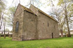 Escomb Church a Durham, Inghilterra. Le proporzioni della navata sono tipicamente anglosassoni: strette e alte. La chiesa è stata costruita con grandi pietre squadrate. 
