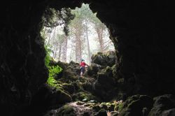 Escursione con i bambini a Pasquetta, La grotta delle Palombe, Etna (Sicilia).