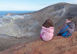 Escursione con i bambini sul Gran Cratere dell'Isola di Vulcano, Sicilia Orientale, Isole Eolie