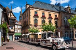 Escursione con il trenino turistico nel centro storico di Obernai, Francia. Siamo in una delle più belle cittadine francesi sulla Strada del Vino in Alsazia - © 255047506 / Shutterstock.com ...