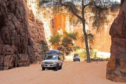 Una escursione in fuoristrada nel deserto del Sahara: il percorso in una Gola - Foto di Giulio Badini / I Viaggi di Maurizio Levidel Ciad