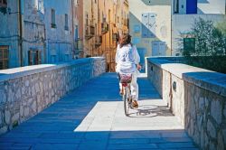 Escursione in bicicletta nelle strade del centro storico di Trapani in Sicilia