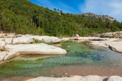 Escursione nell'entroterra di Lecci, la piscina naturale di Cavu in Corsica