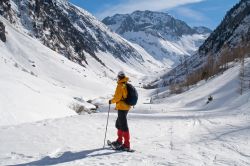 Escursione con le ciaspole sulle nevi delle Alpi nel Cantone Vallese in Svizzera.