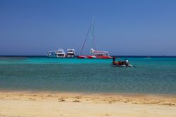 Escursione per fare snorkeling dalla marina di Port Ghalib a Marsa Mubarak, Egitto. E' una delle più belle località delle regione di Marsa Alam dove si possono ammirare dugonghi ...
