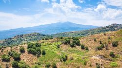 Escursione sui Peloritani da Calatabiano e panorama fino al monte Etna (Sicilia).