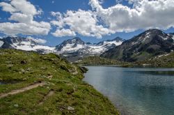 Escursione tra le montagne della Valle dello Stubai in Tirolo, Austria